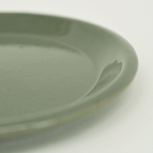 渕が少し上がっているデザインです