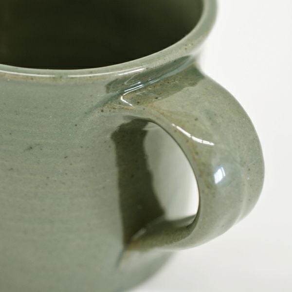 持ち手は小さめで女性でも持ちやすい大きさです