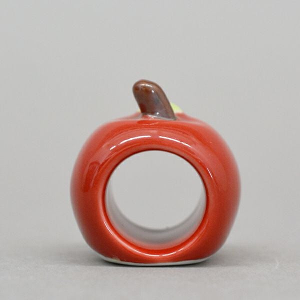 リンゴ箸置 赤 ころんと可愛い林檎の箸置き。ブルーとレッド、グリーンの3色展開です。リング状に穴が開いており、箸休めに箸先を収められます。