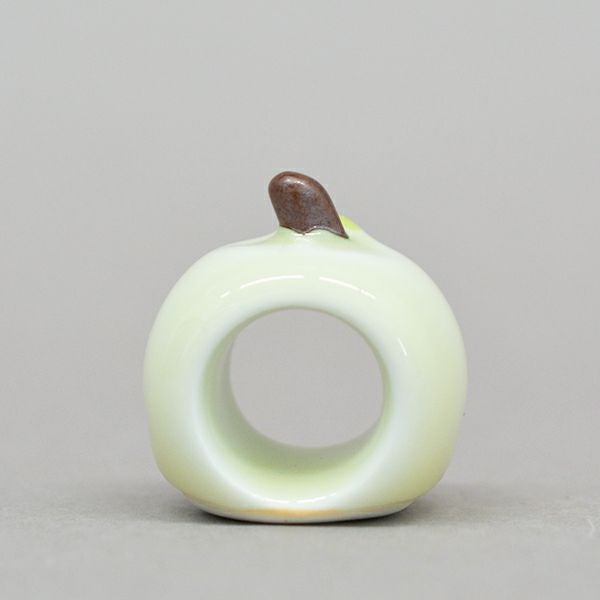 リンゴ箸置 緑 ころんと可愛い林檎の箸置き。ブルーとレッド、グリーンの3色展開です。リング状に穴が開いており、箸休めに箸先を収められます。