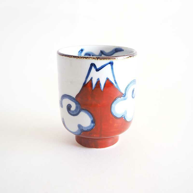 富岳湯呑 小 手描きで描かれた富士山が存在感のあるお湯呑みです。手に馴染みやすい大きさでゆったりとしたお茶の時間を楽しめます。色は赤色で女性に調度良いサイズ。年齢問わずお使い頂けるこちらの食器で、おこもり生活を楽しんでみてはいかがでしょうか。