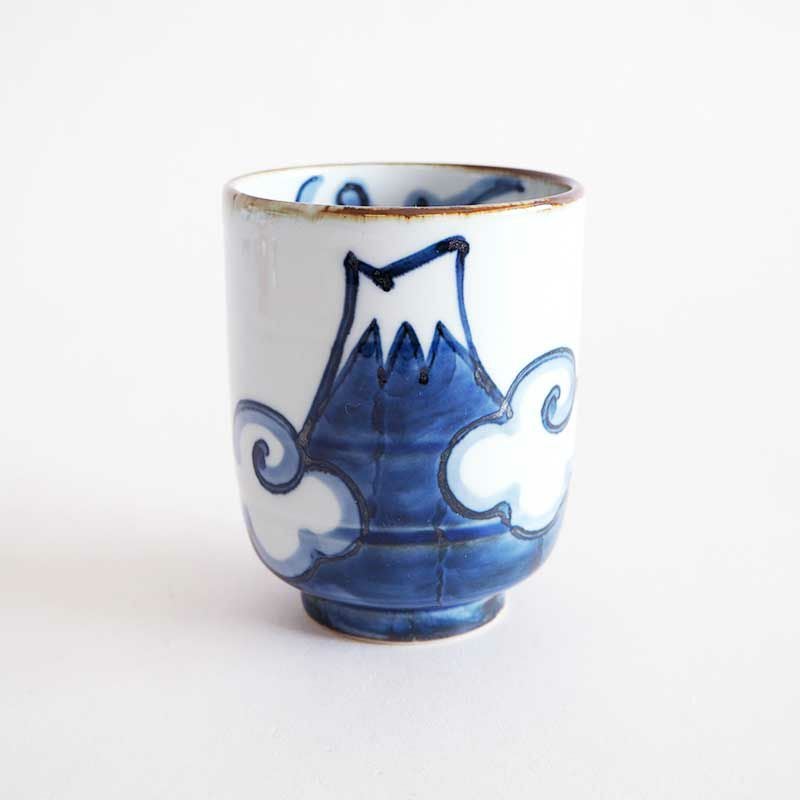 富岳湯呑 大 手描きで描かれた富士山が存在感のあるお湯呑みです。手に馴染みやすい大きさでゆったりとしたお茶の時間を楽しめます。色は青色で男性に調度良いサイズ。毎日の食卓に並べたい。