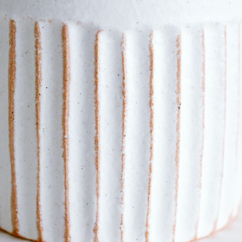 ゆったり読書タイムのおともにお茶やコーヒーを楽しむのにも良い。普段使いはもちろん、来客用にもおすすめの食器minotteryシノギマグ ピンク