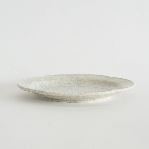 つややかで透明感のある黄色の釉薬に渋みのある貫入を入れ、うつわに深みを出したあと、墨を入れることで浮かび上がってくる変化をお楽しみいただけるうつわoribe pottery プランセスプレートS 墨貫入