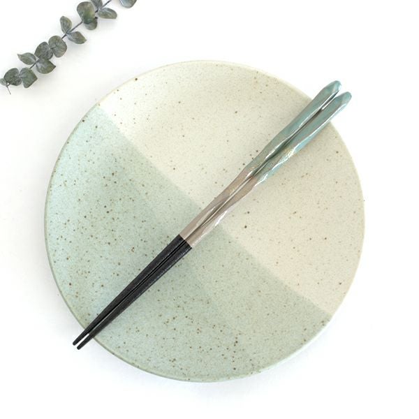 淡いピンクと水色にベージュの塗装が施されており、その上から金粉が散らされた、優しい色味のお箸。 食卓を上質な空間に演出してれる淡路箸 23.5㎝