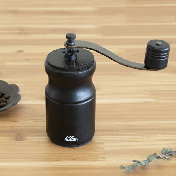 クビレのある形状なので女性でも手に持ちやすい。珈琲豆がひきやすいコーヒーミル KH-10 BK