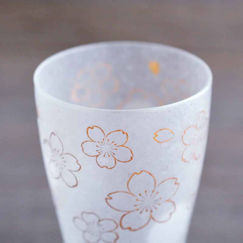 金で施された桜が印象的です