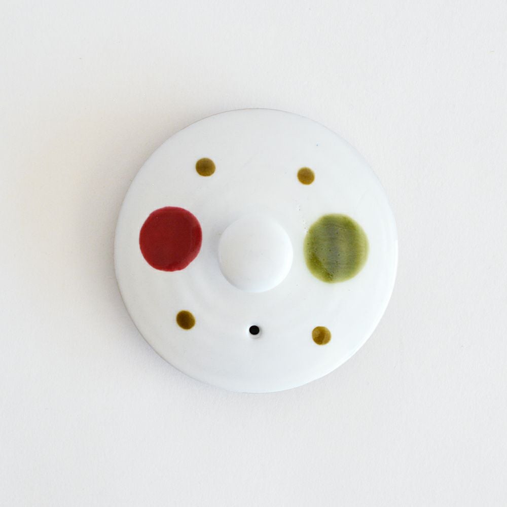 蓋にも水玉が描かれています