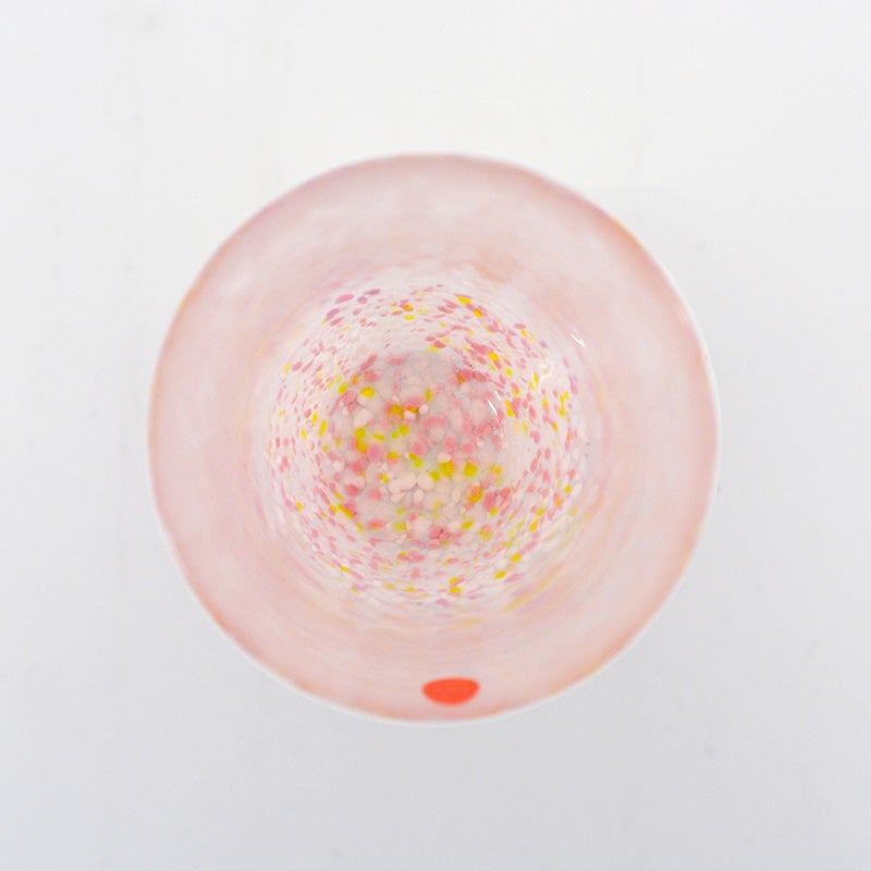 底に溜まった色ガラスが万華鏡のように広がり、飲み物を入れる前後で異なる表情を見せます