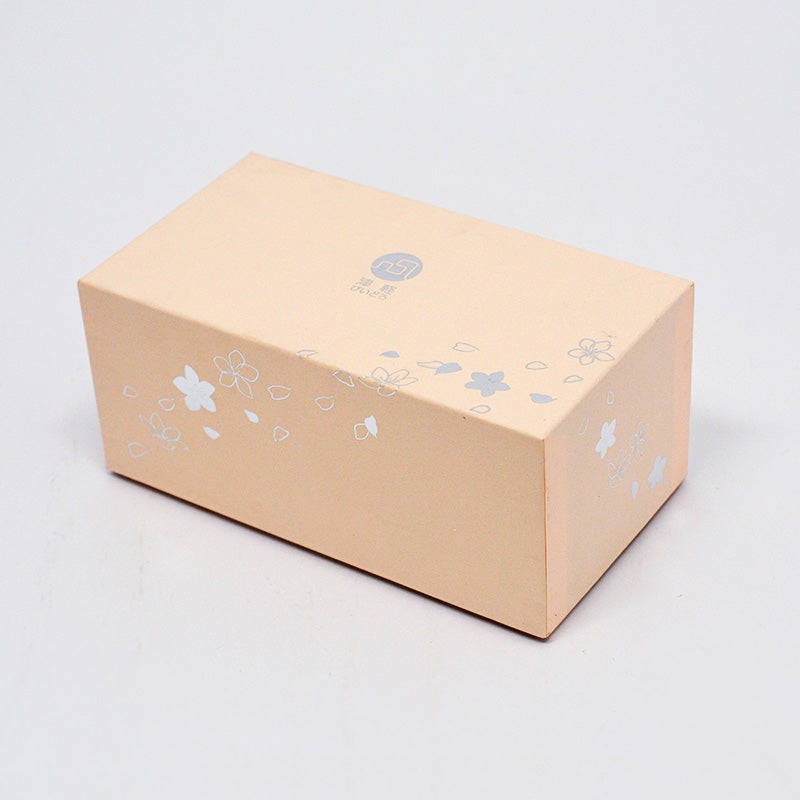 桜の花びらが舞う様子を描いた美しい化粧箱が付属し、贈り物にもおすすめです