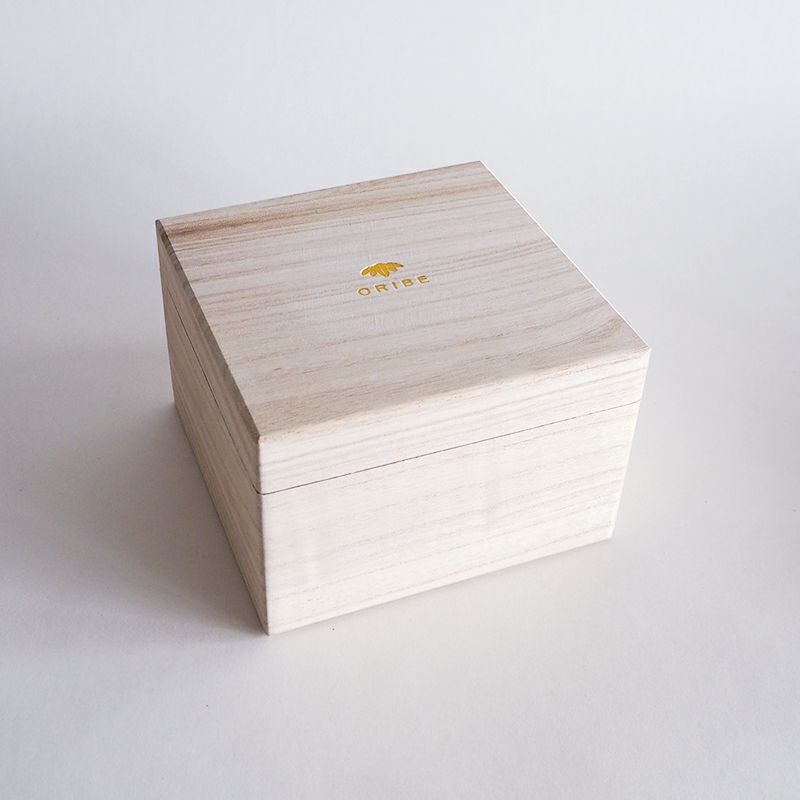 織部オリジナルの木箱付きです