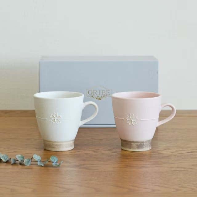 季節やシーンにとらわれずにご使用いただけるデザインの器。毎日のお茶の時間にご使用頂きたいHANA結びペアマグ