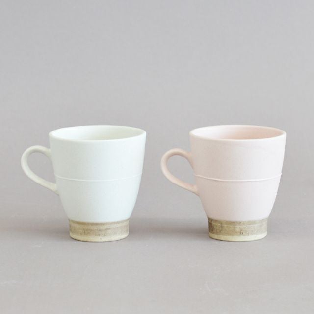 季節やシーンにとらわれずにご使用いただけるデザインの器。毎日のお茶の時間にご使用頂きたいHANA結びペアマグ