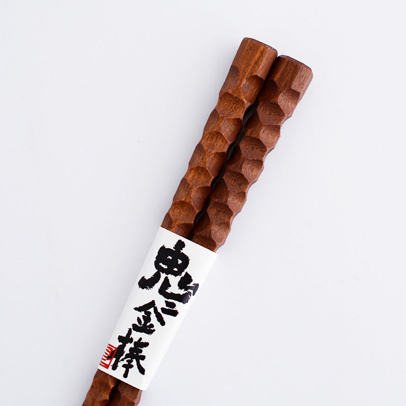一つ一つ手作業で削り出された、温かみのあるクラフト感が魅力です
