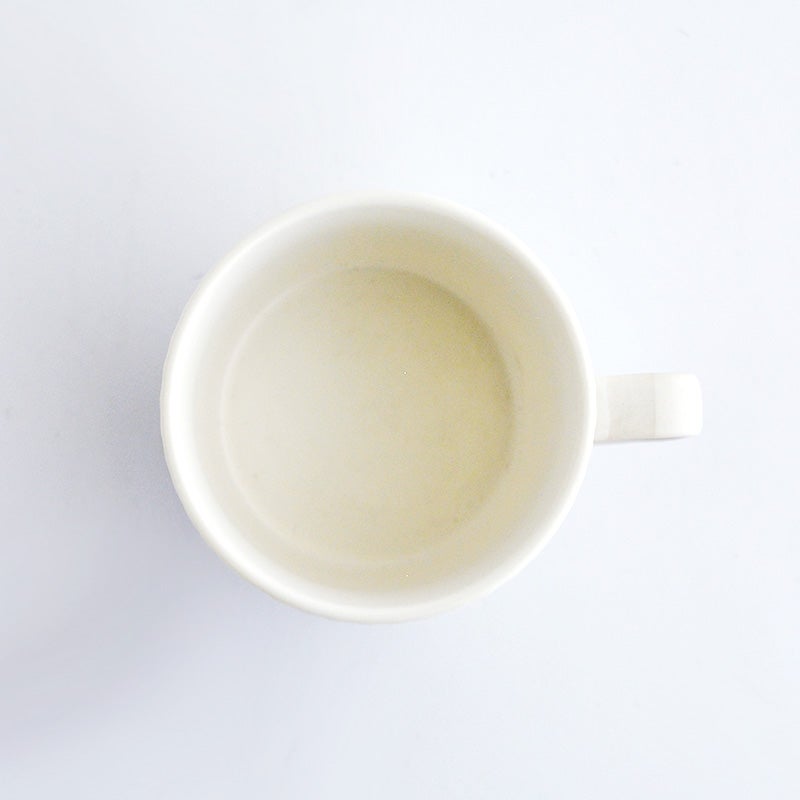 繊細に磨かれた飲み口が、唇へ優しく吸い付くように馴染みます