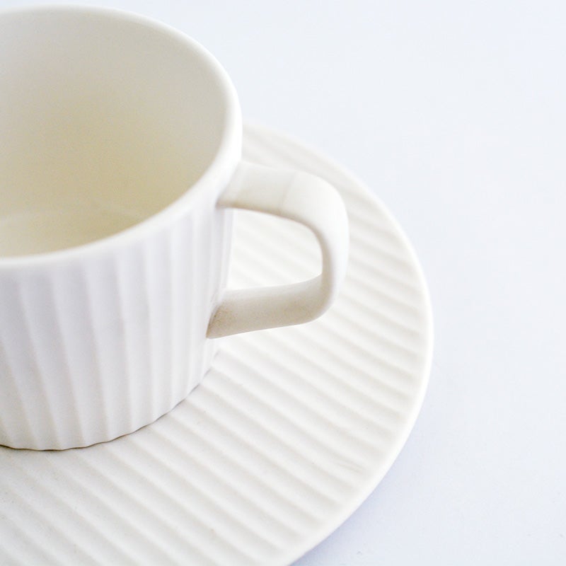 「器の形状」だけでなく「光と影」が加わることでデザインが完成する器です