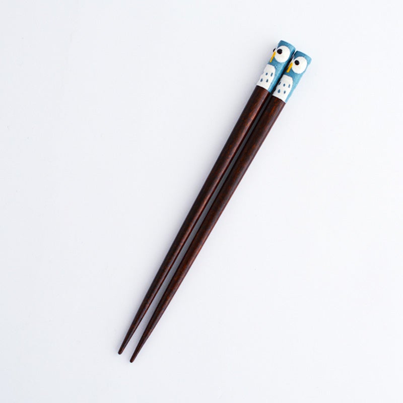 一膳ずつ職人の手によって絵付けされ、ひとつひとつ表情が異なり、手作りならではの風合いが楽しめます