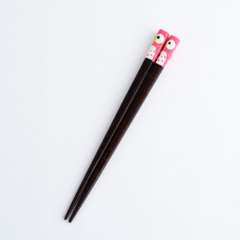 一膳ずつ職人の手によって絵付けされ、ひとつひとつ表情が異なり、手作りならではの風合いが楽しめます
