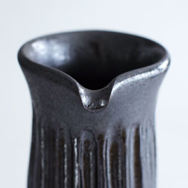 黒錆彫水差し花入