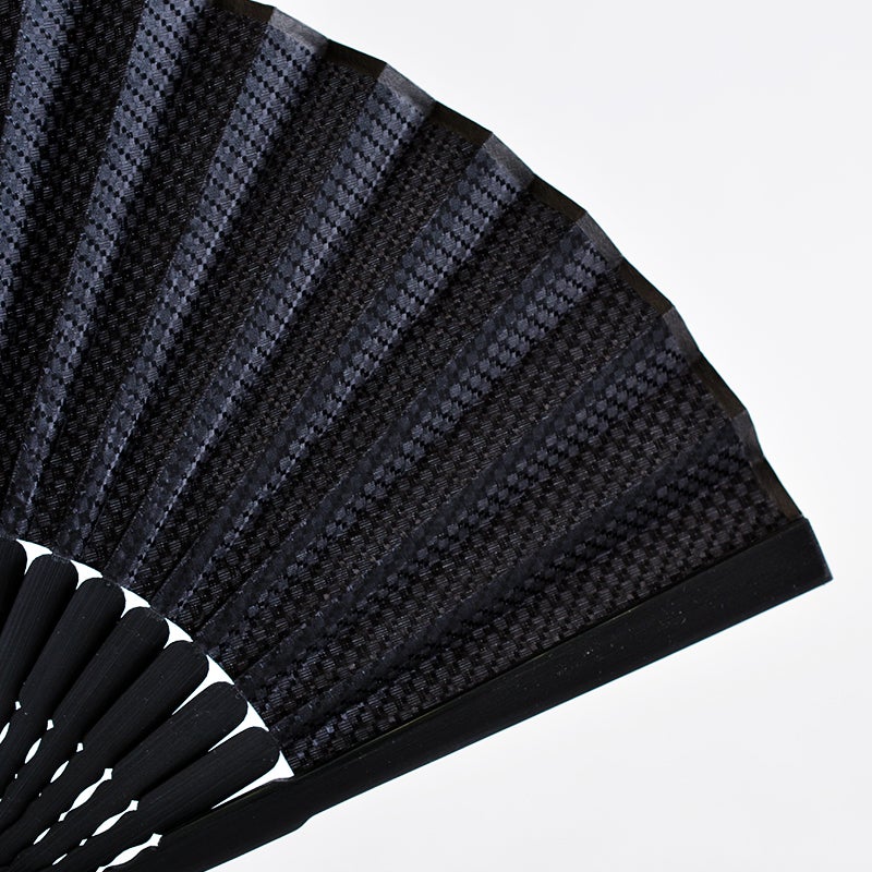 コーディネートを選ばない無地の漆黒の美