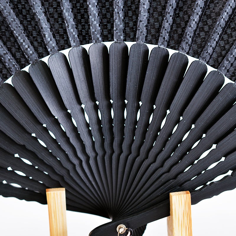 繊細な「透かし彫り」のアクセント