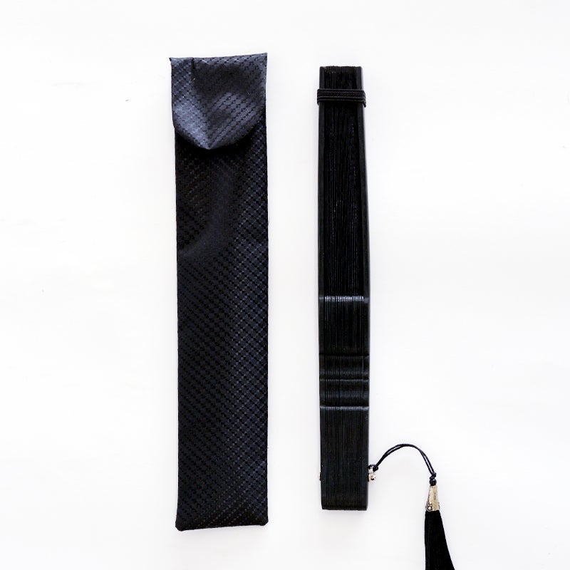 持ち運びや保管時に便利な布製の収納袋付きです