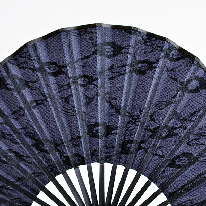 布地全体に繊細な花柄レースを贅沢に使用