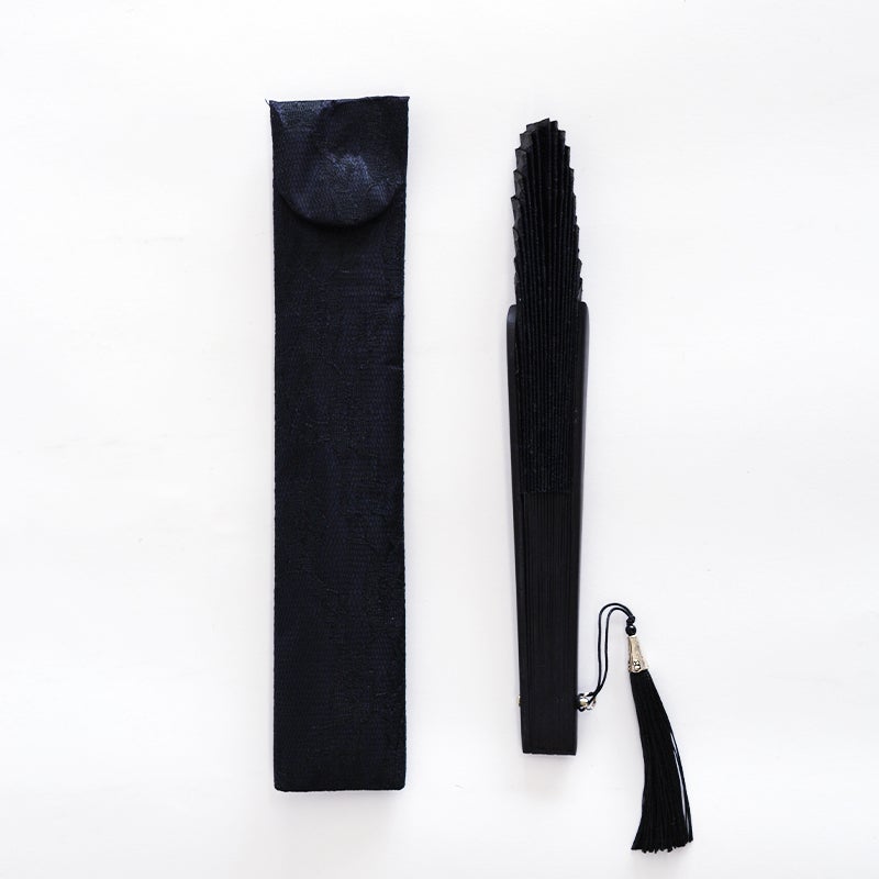 持ち運びや保管時に便利な布製の収納袋付きです