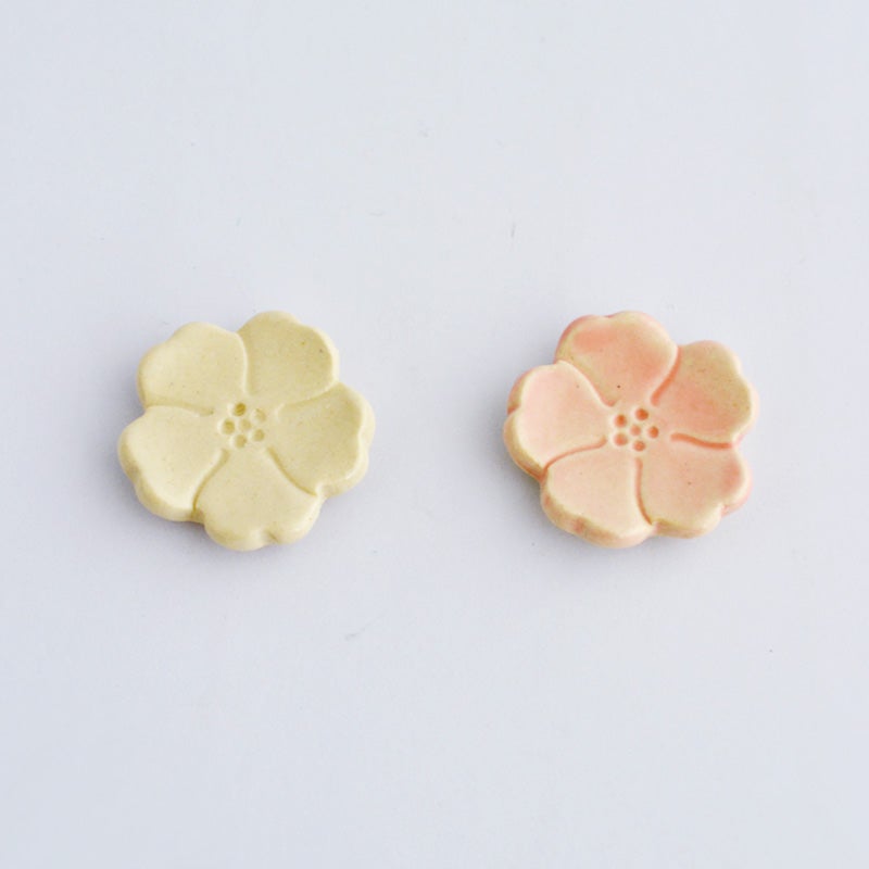 花びら一枚一枚のふくらみや中央のしべ部分まで高低差をつけて立体的に表現されており、食卓に心地よい影を落とします