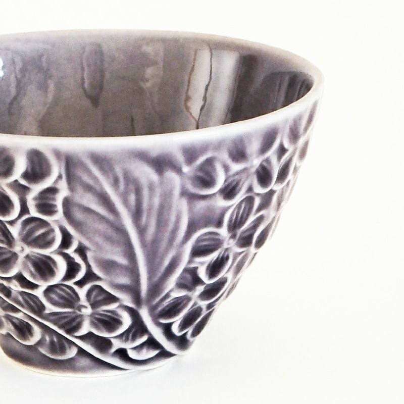 花彫り 飯碗 青紫