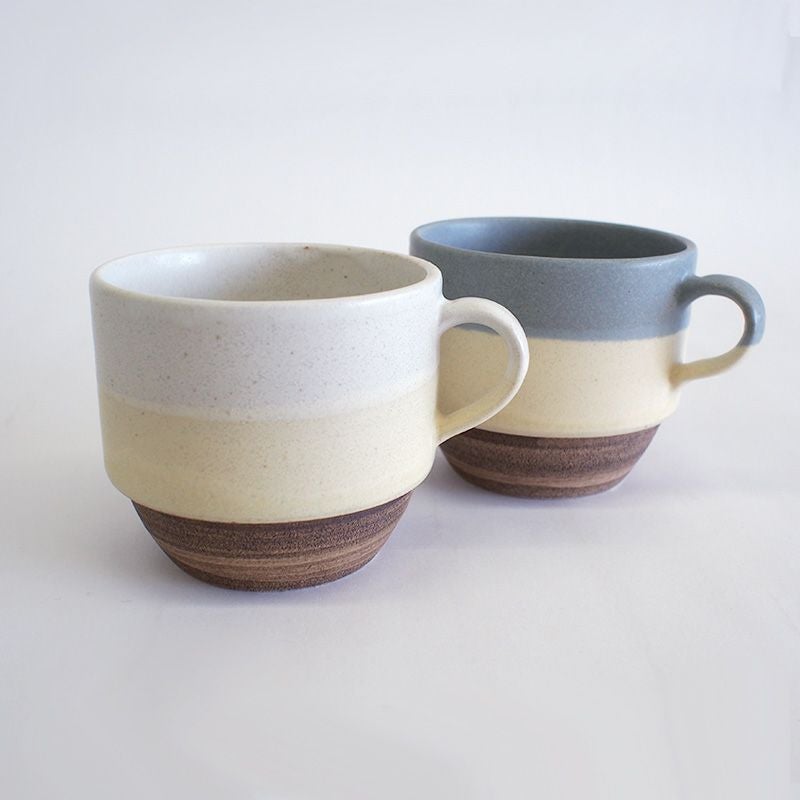 マットな色調のホワイト＆グレーのマグカップ