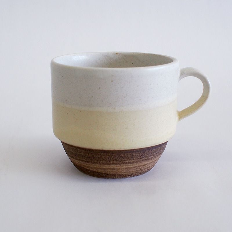 ホワイトとクリームの釉薬が掛け分けられています