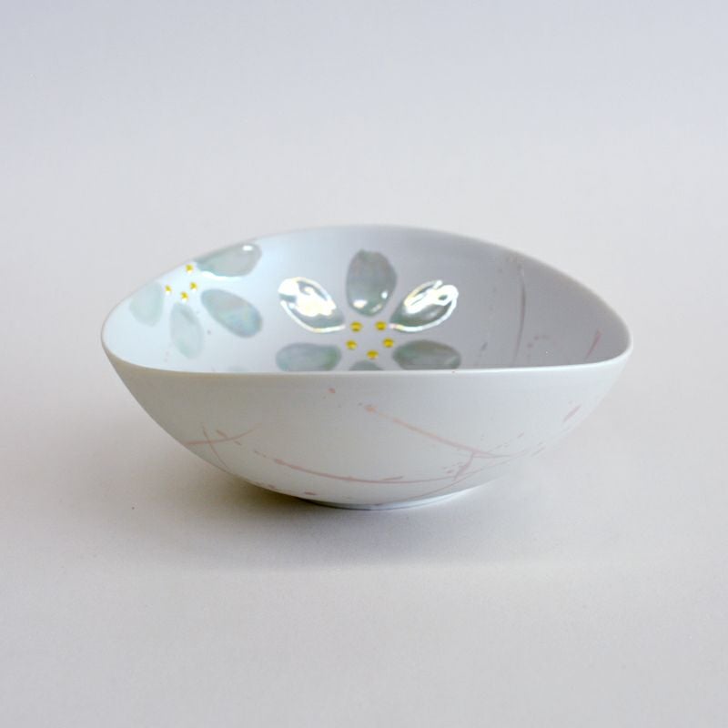 角度により表情を変える形状です