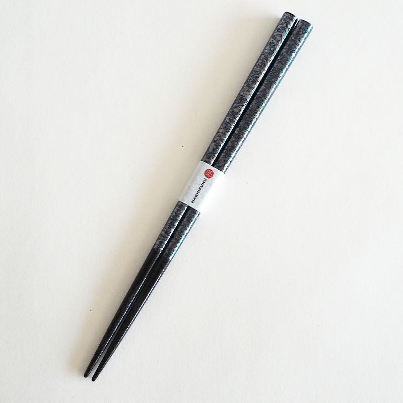 細かく降る雪をイメージしたキラキラが人気の箸です