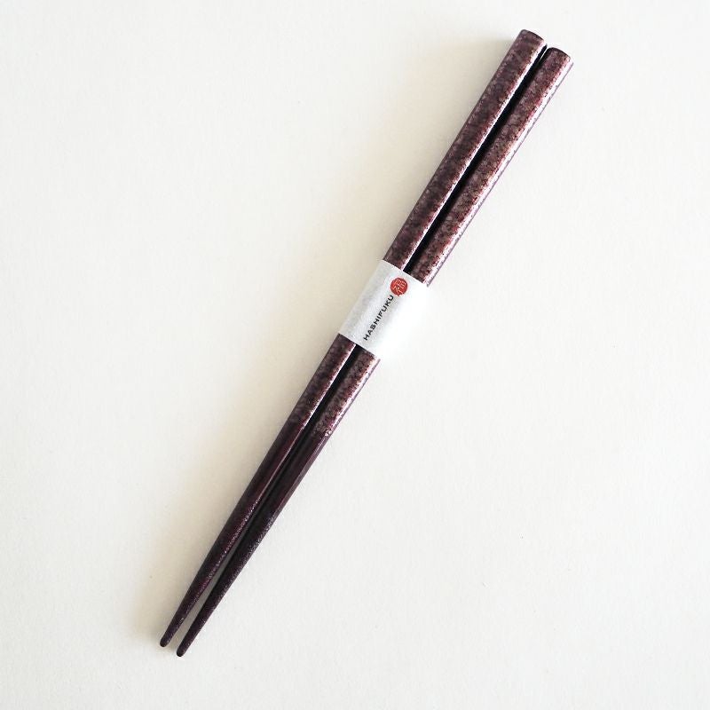 こまかく降る雪をイメージしたキラキラが人気の箸です