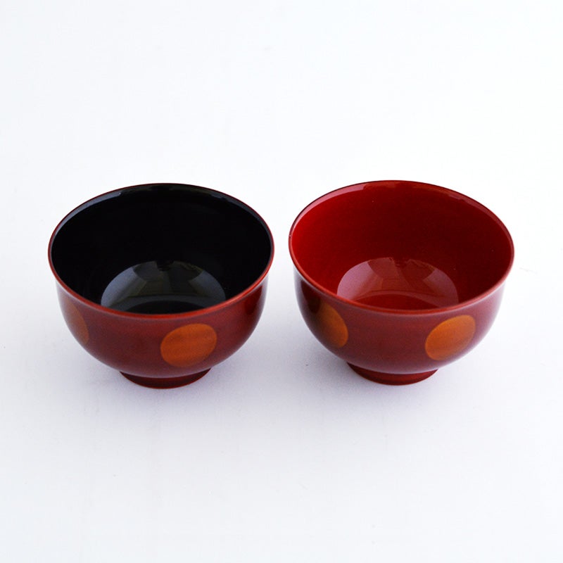 一方は内側が「漆黒（黒漆）」、もう一方は「朱色（赤漆）」に塗り分けられており、夫婦で使い分けが可能です