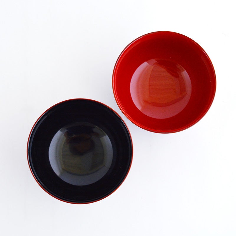 内側のコントラスト（黒と朱）がお味噌汁や具材の色合いを格段に美しく引き立てます