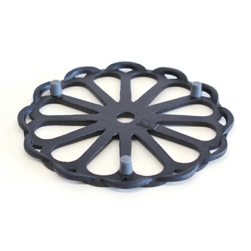 テーブルに傷が付きにくいゴム足仕様です