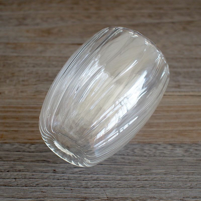 表面がモール状にデザインされた凹凸のあるガラス