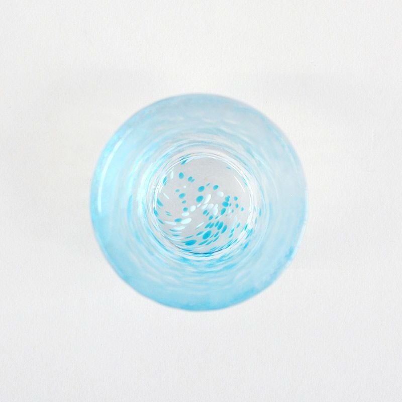 底にも描かれた水色の模様