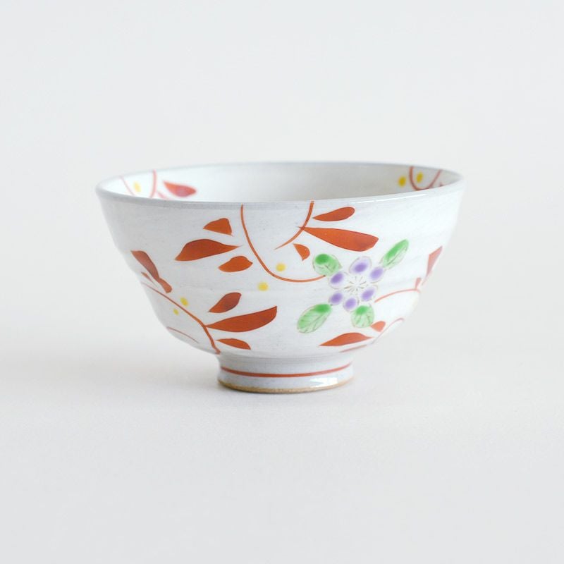 朱色の唐草に紫の小花がアクセント