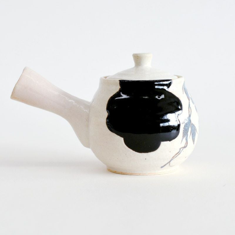 艶のある黒織部柄とくすんだ白地のコントラストが美しい