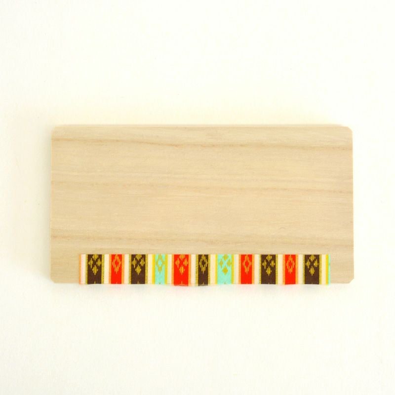 敷き板には華やかな飾りがついています。