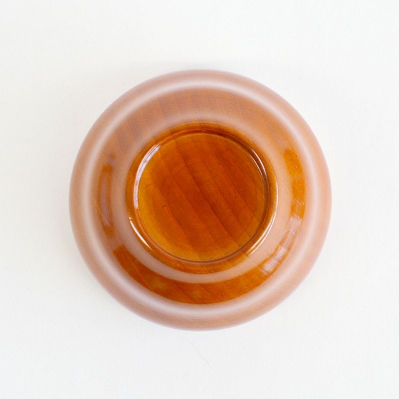 表面はツヤのある仕上げが施されています