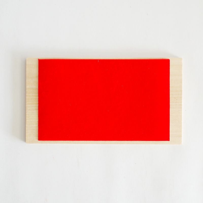 木製の板、毛氈、陶製の立て札がついています。