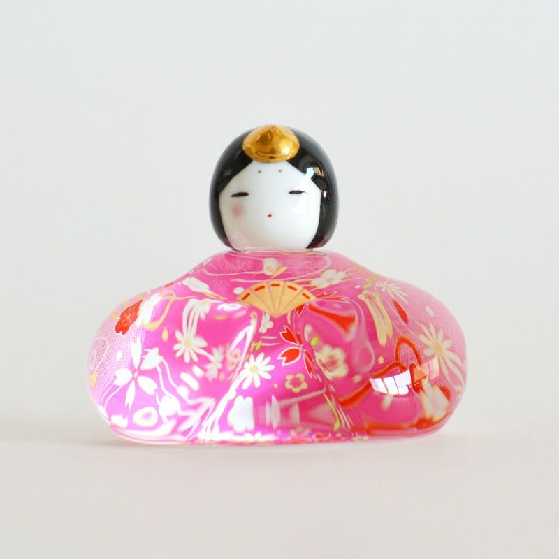 お雛様はピンクがベースの花柄です。