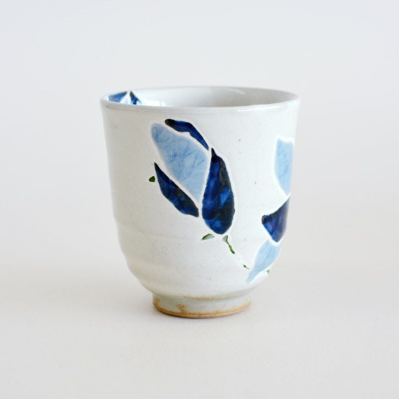 大胆な構図で描かれた木蓮の花が印象的です