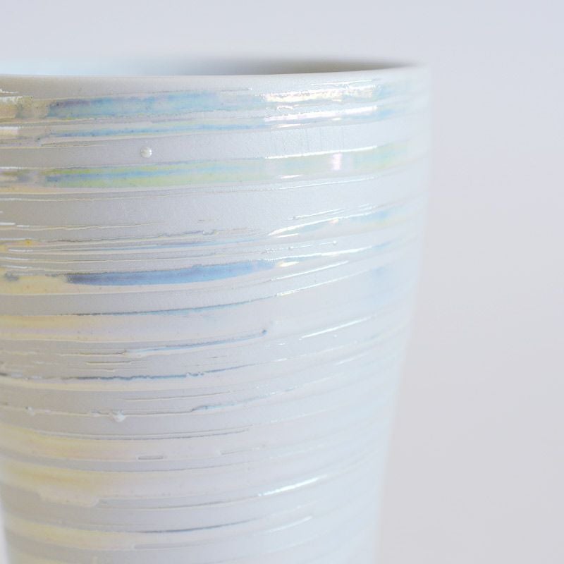 渦巻き状に施された煌めく釉薬