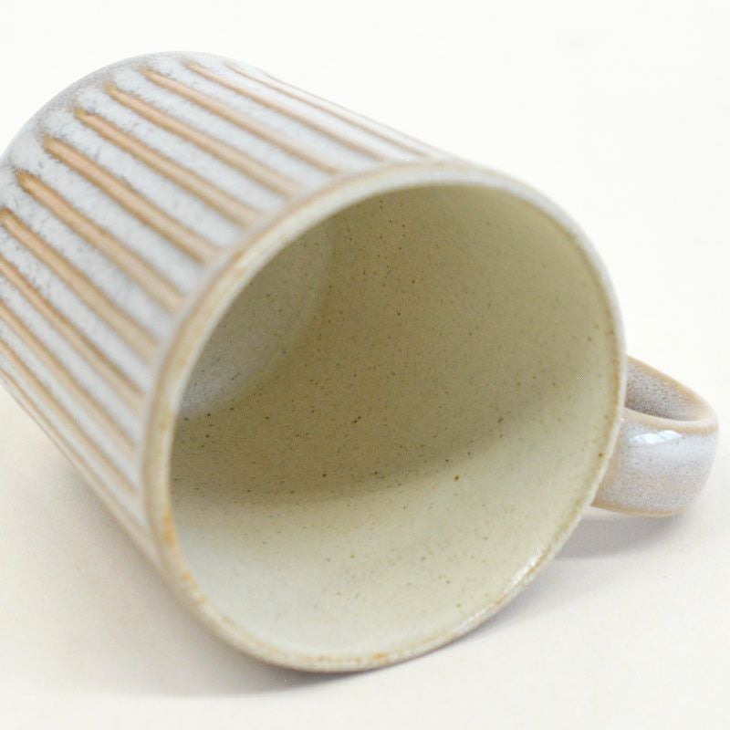 中は薄い茶色なので飲み物の色が綺麗に見えます。