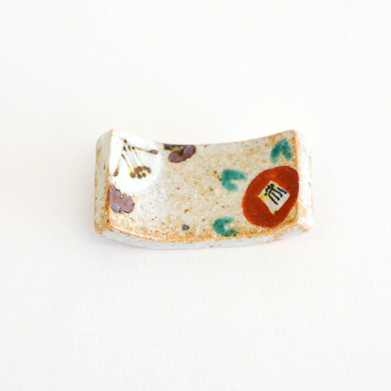 椿の絵柄が印象的な箸置きです